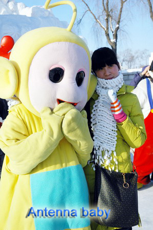 Sun Island in Harbin Ice Fair at the scene, a tourist and cartoon characters had a group photo