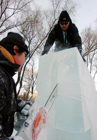 The 22nd Harbin International Ice Carving Competition opened spade