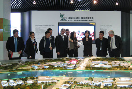 The delegation visits the master plan exhibition hall in the Expo Mansion.