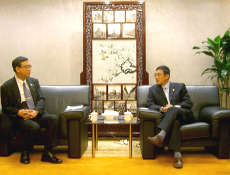 Osaka official visits the bureau
