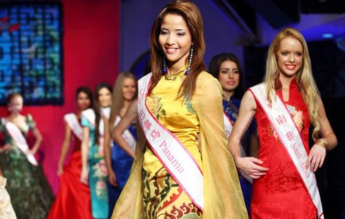 Miss EcoTourism beauties display brocade collection in Nanjing