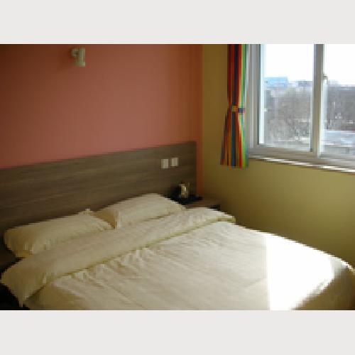 Normal big bed room shared bathroom, with TV, air-conditioning and telephone.