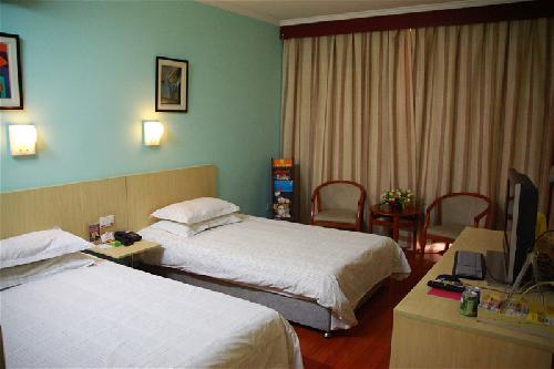 Area of 30 square meters, an independent bathroom, digital TV, stereo air conditioning, desk and household facilities
