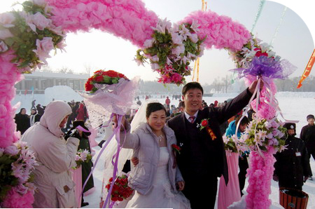 A pair of newcomers in the wedding celebration