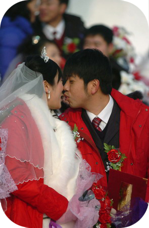 A pair of newcomers kissing in the wedding