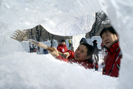 The 22nd Harbin International Ice Carving Competition opened spade