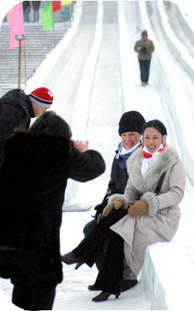 Tourists banks of the Songhua River in Harbin, "a 100-meter slides," the former group photo