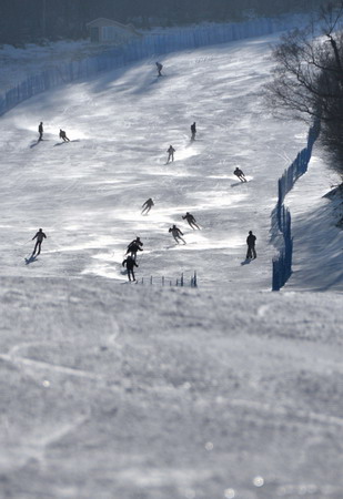 Winter ski venues accept skiing "enthusiasts" 