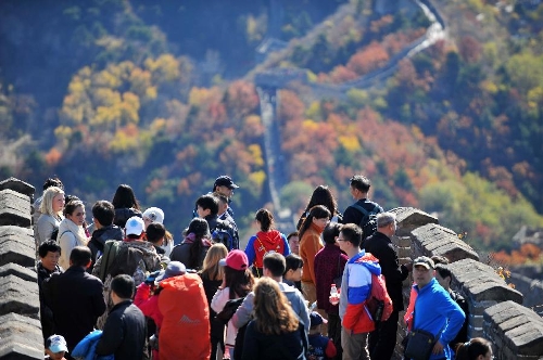 Autumn scenery of Mutianyu Great Wall attracts lots of visitors