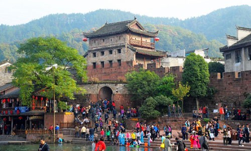 Beautiful autumn scenery of Fenghuang attracts visitors