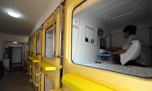 Capsule hotel opens in Southwest China's Kunming