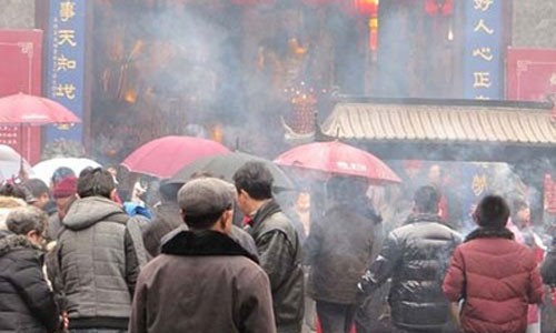 Fortune God Greeting" at Chenghuang Temple, Shanghai