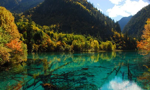 Jiuzhai Valley in Autumn, the spilled color palette