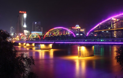 Lanzhou's Zhongshan Bridge at night