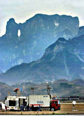 Russian stunt pilots to fly through Tianmen Cave