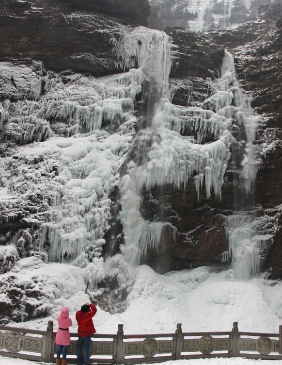 Scenery of frozen waterfall in China's Lushan Mountain