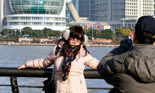 Scenic spots receive more tourists on 5th day of Spring Festival holiday