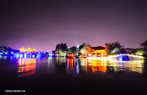 Slender West Lake unveils night tour service