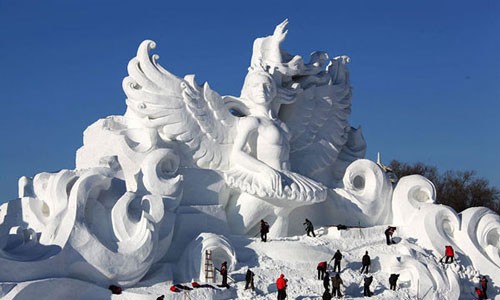 Snow Sculptures Warm up Harbin's Ice and Snow Festival