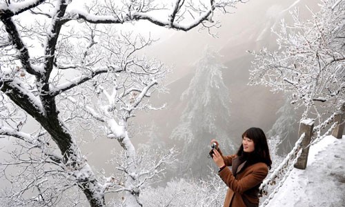 Snow hits Mt. Huashan, bringing charming sceneries