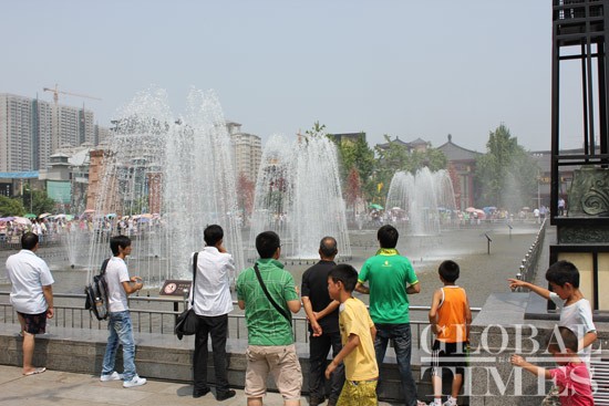 The Dance of water: the music fountain at the North Square of the Big Wild Goose Pagoda