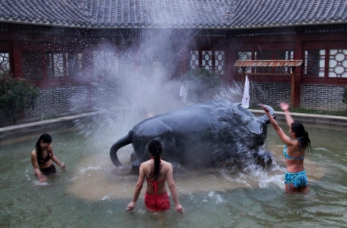 Tourists enjoy weekend at hot spring resort in Xingtai, N China