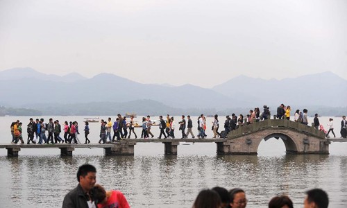 Tourists visit West Lake on 1st day of National Day Holidays