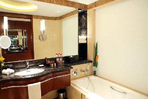 Deluxe Room Bathroom